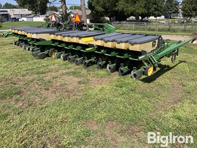 John Deere MaxEmerge 2 7300 15R20 Vertical Fold Planter