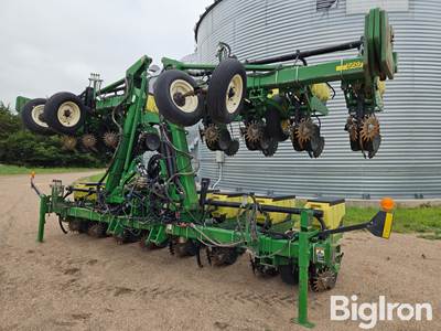 2011 John Deere MaxEmerge XP 3-Pt 16R30 Stack-Fold Planter