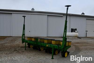 John Deere 6R30 Planter