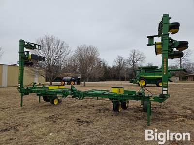 John Deere 3-Pt 16R30 Male Row Corn Planter