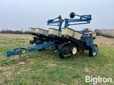 Kinze 2200 8R38 Econo Fold Planter