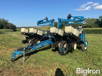 1993 Kinze 2200 Econo-Fold 8R36” Planter