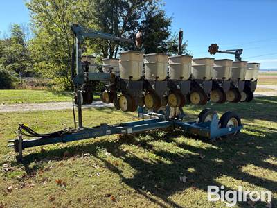 1996 Kinze 2500 8/15 Planter