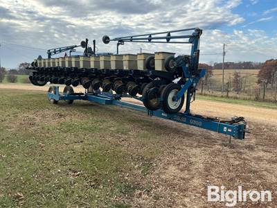 Kinze 2600 16 row 30” Planter