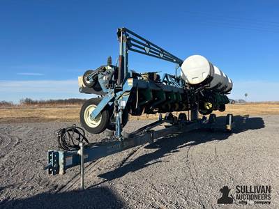 Kinze 2600 16R30 Planter