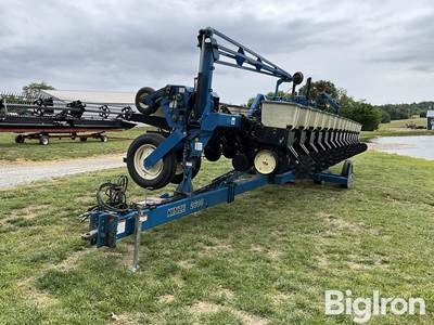 Kinze 2600 16/31 Row Planter