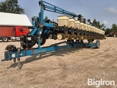 Kinze 2600 16/31 Row Planter
