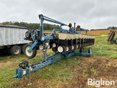 1997 Kinze 2600 Planter