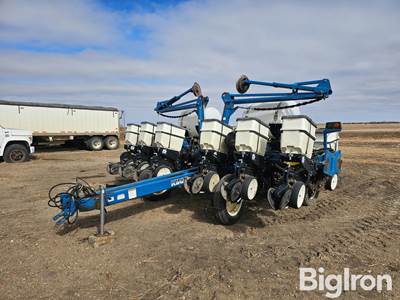 2007 Kinze 3200 12R30 Planter