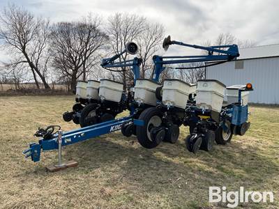 2019 Kinze 3200 Wing-Fold Planter