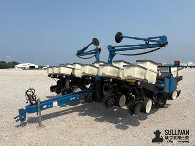 Kinze 3200 12R30 Front Fold Planter