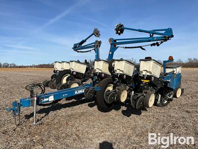 2010 Kinze 3200 Econ-Fold 12R30” Pull-Type Planter