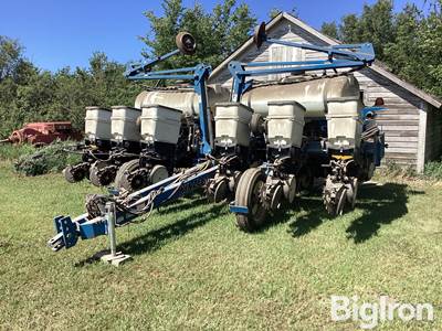 Kinze 3200 Econo-Fold 12R30” Planter
