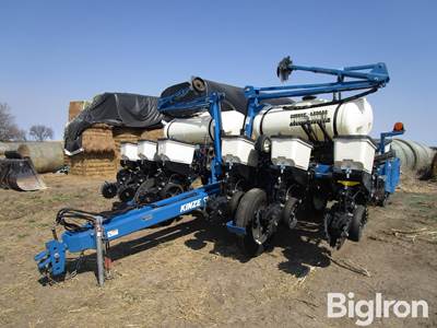 2023 Kinze 3205 12R30 Front Fold Planter