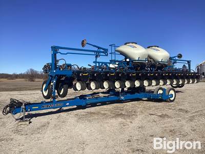 2017 Kinze 3600 Bulk Fill 16R30 / 31R15 Planter