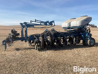 2014 Kinze 4900 16R30” Center Fill Planter
