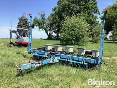 Kinze PT 6R30” Planter