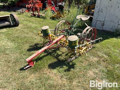 Oliver 44 2R40” Planter