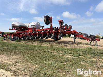 2015 Titan Yieldtrac TM24R-30 Precision Tracked Planter