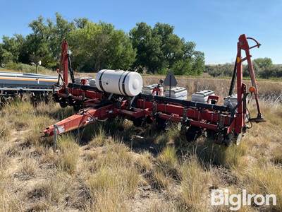White 6100 8R30 Pull-Type Planter