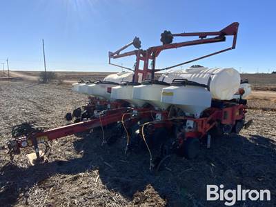 White 8200 22R30 Planter