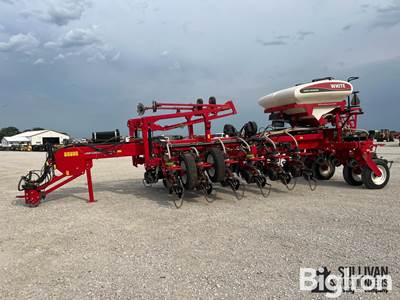 2010 White 8800 16R30 CFS Planter