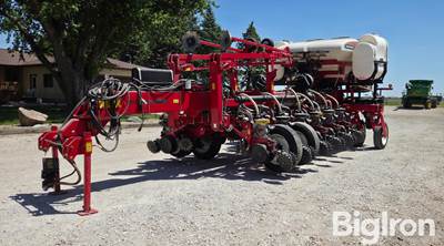 2008 White 8816 Planter