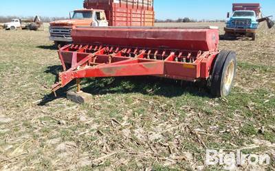 International 510 13' Grain Drill