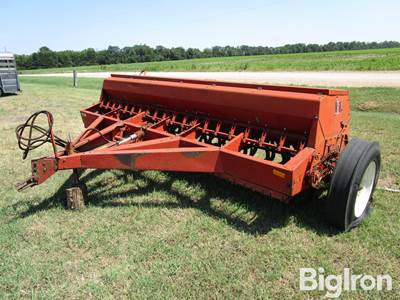 International 5100 20x8 End Wheel Drill w/Dry Fertilizer