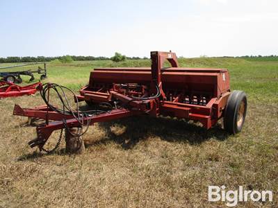 International 5100 20x8 End Wheel Drill w/Case IH Gooseneck 2 Drill Hitch