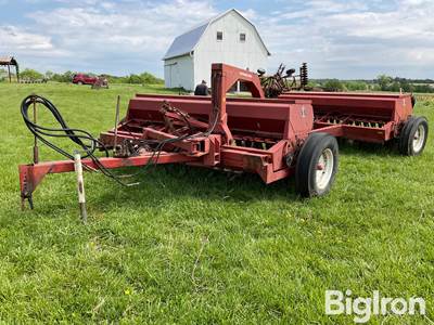 International 5100 Soybean Special Double Drill Set w/Hitch
