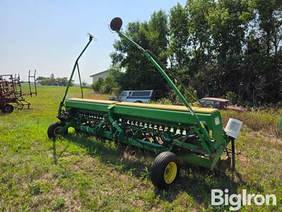 John Deere 520 Drill