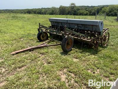 John Deere LL 10' Pull-Type Drill w/Small Seed Box