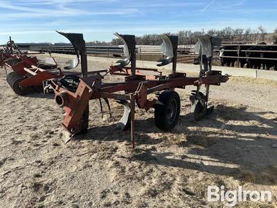 International Harvester 145 4-Bottom Reversable/Spinning Moldboard Plow
