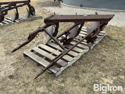 International 311 3 Bottom Moldboard Plow