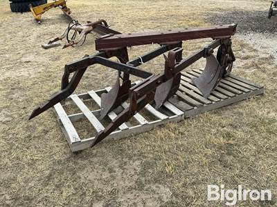 International 311 3 Bottom Moldboard Plow