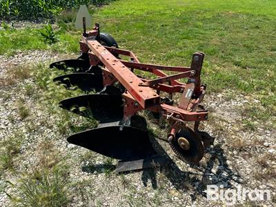 International 440 4 Bottom Plow