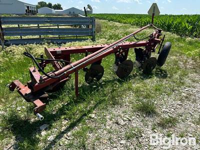 International 510 4 Bottom Plow