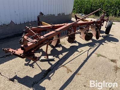 International 510 5-Bottom Plow