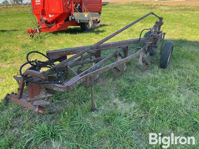 1970 International 540 4 Bottom 16 Plow