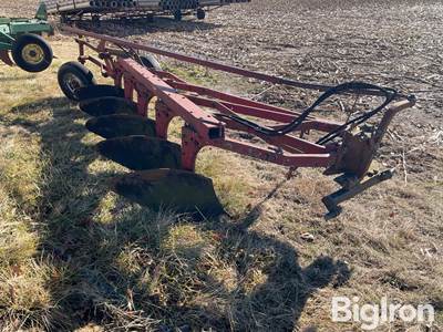 International 550 5x16" Semi-Mounted Sterrable Plow