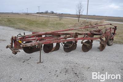 International Harvester 550 5 Bottom Plow