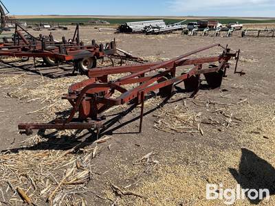 International 550 5-16” Semi-Mounted Moldboard Plow
