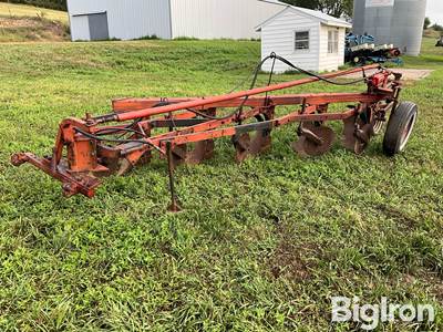 International 550 5-Bottom Plow