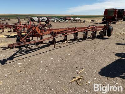 International 700 On-Land 7-16” Plow