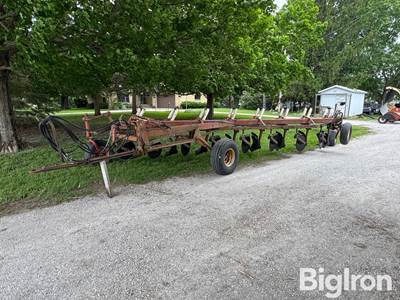 International 700 8 Bottom Plow