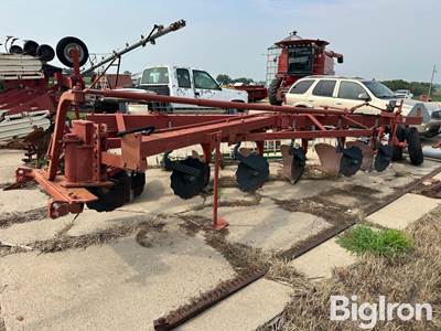 International 700 Semi-Mounted Plow