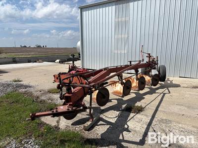 1972 International 710 Plow