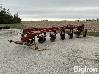 International Harvester 710 6 Bottom Moldboard Plow