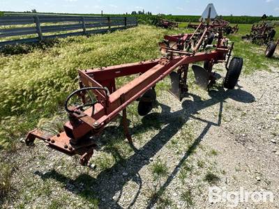 International 710 4 Bottom Plow